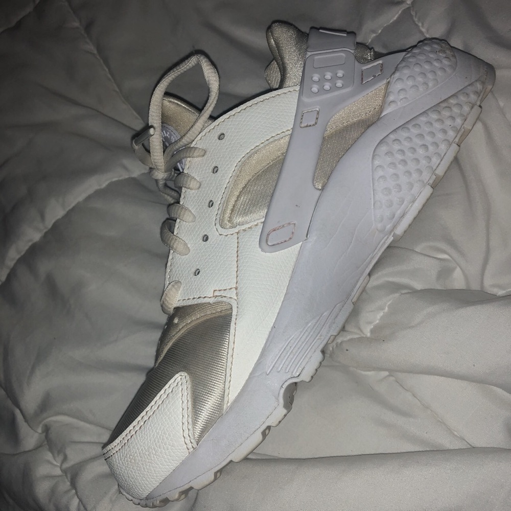Nike huaraches white